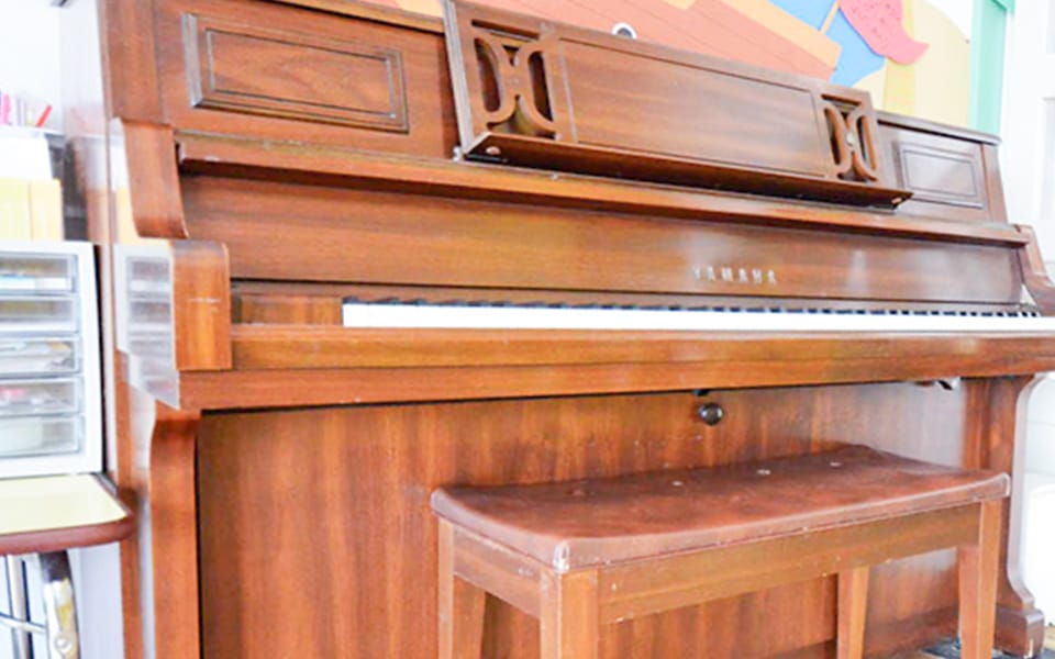 みんなで歌って音楽を楽しめる木製のピアノ
